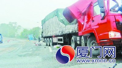 掛車(chē)的車(chē)頂都被掀到了一邊