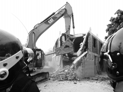 冠洲村占地400平方米磚混二層違建被拆除