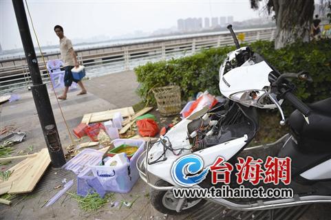 小鐘朋友摩托被砸