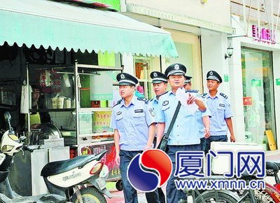 民警帶領(lǐng)協(xié)警巡邏