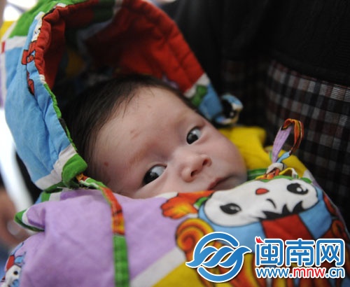 出院時(shí)，寶寶精神不錯(cuò)