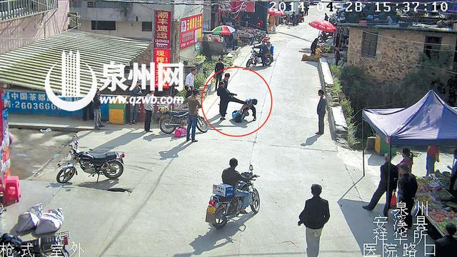 林某（黑衣男子）腳踢協(xié)警（圖中畫紅圈處）