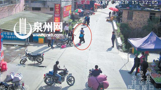 雷某（藍(lán)衣女子）雙手狠抓協(xié)警的手臂 （圖中畫紅圈