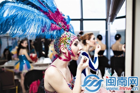 接連三場(chǎng)演出讓她們不停地補(bǔ)妝