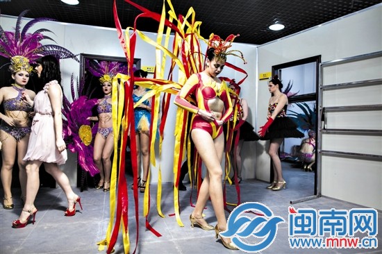 后臺(tái)的演員們