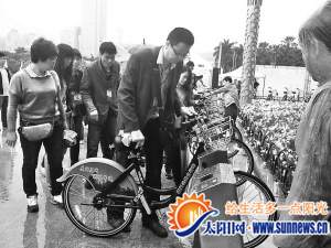 工作人員教市民如何租車