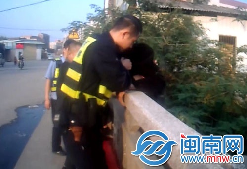 欲跳橋的患病老人被民警拉住