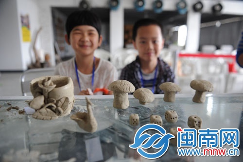 孩子們的作品展示，有蘑菇、骰子等