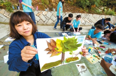 閩南師范大學學生黃盛月展示自己的作品