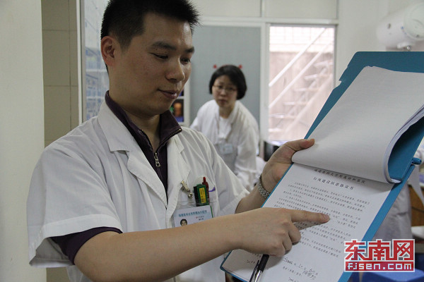 在福建醫(yī)科大學附屬協(xié)和醫(yī)院放療科病區(qū)，醫(yī)生向記者