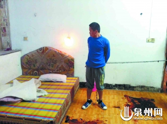 嫌疑人萬某指認(rèn)血跡斑斑的現(xiàn)場(chǎng)