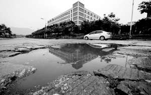 路面破損處積滿了雨水