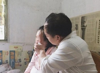 女子遭劫匪潑硫酸毀容