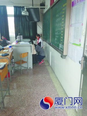 陳老師帶兒子上課，她表示是迫不得已并道歉