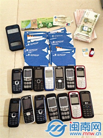 民警現(xiàn)場(chǎng)繳獲作案工具