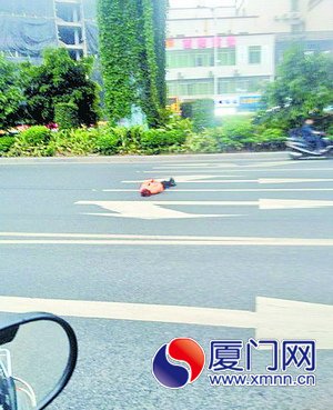 躺同安BRT站橋下路中間