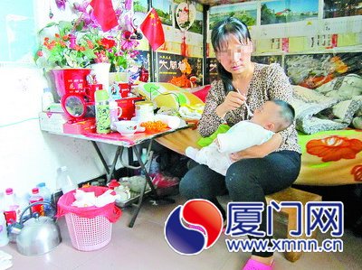 媽媽不見蹤影,外婆只好給寶寶喂米糊