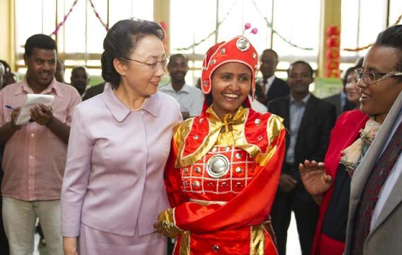 5月5日，李克強(qiáng)夫人程虹在埃塞俄比亞總理夫人的陪同