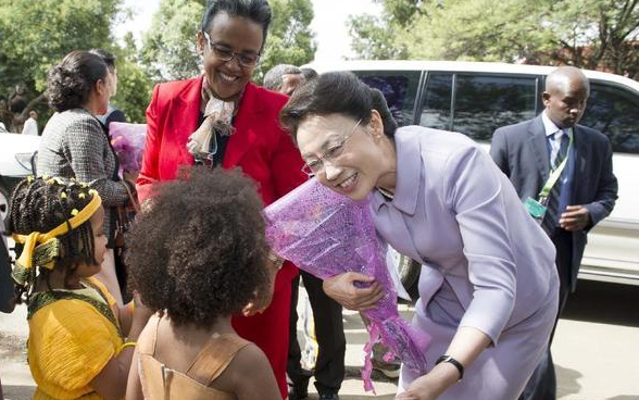 5月5日，李克強(qiáng)夫人程虹在埃塞俄比亞總理夫人的陪同