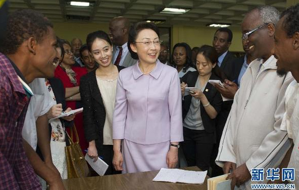 5月5日，李克強夫人程虹在埃塞俄比亞總理夫人的陪同