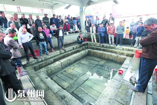 村民放水，觀察溫泉出水情況