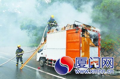 一輛小貨車(chē)起火