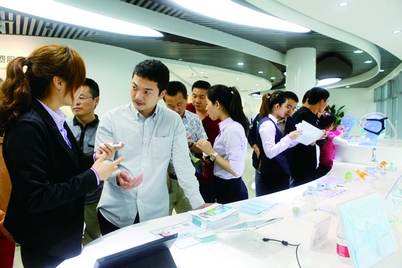 市民在智慧醫(yī)療信息消費服務體驗區(qū)體驗