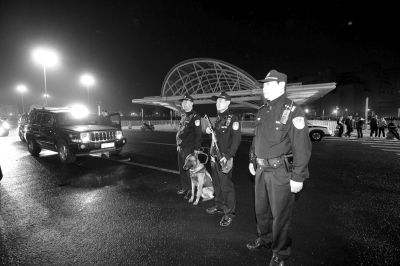 公安部副部長(zhǎng)傅政華和劉彥平夜查北京和上海火車(chē)站