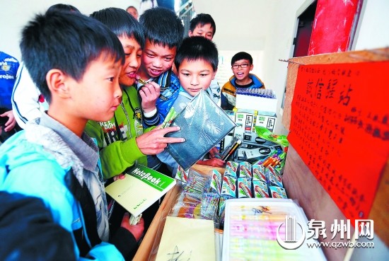 貨攤沒有管理員，付錢、找零全憑學(xué)生的誠信。