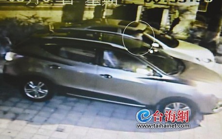 小伙打開自己的車門拿東西