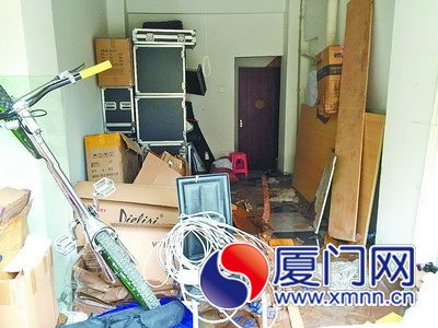 雨水倒灌后，李先生的車庫一片狼藉