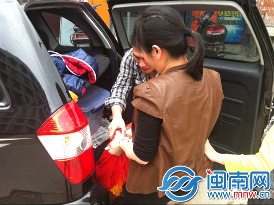 林女士提前整理好書，抬上了本報的采訪車