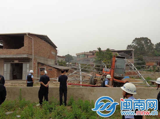 圖為龍門鎮(zhèn)執(zhí)法部門對(duì)白某的違建進(jìn)行拆除