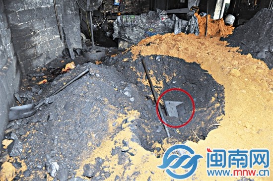 柯某的腿被卷入攪拌機入口