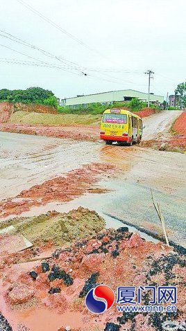 公交車行駛在這樣的路況，實在令人捏把汗。