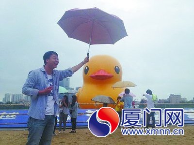 下雨了給大黃鴨撐傘