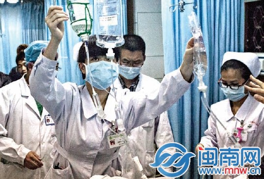 遇到急診病人多了，一護(hù)士連掛三個(gè)吊瓶
