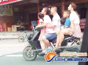 擠著6個人的摩托車