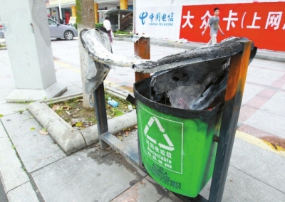 垃圾桶面目全非。