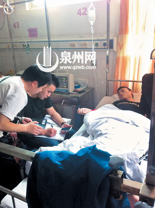 民警在醫(yī)院做筆錄