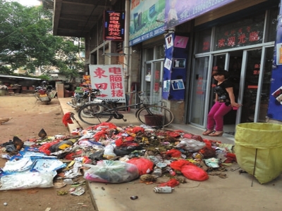 卓女士店門口被倒了一堆垃圾。