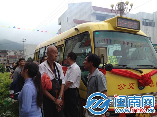 班車還未到點(diǎn)，大坪鄉(xiāng)村民已早早排隊(duì)等車了