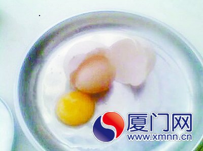 巨蛋敲開(kāi)，蛋中有蛋