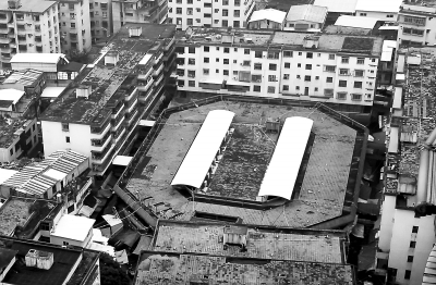 第一市場(chǎng)（圓圈處）坐落于居民區(qū)內(nèi)，環(huán)境擁擠。