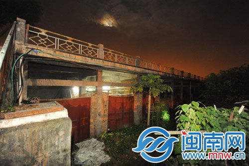 私宰點(diǎn)藏身防洪堤下的店面