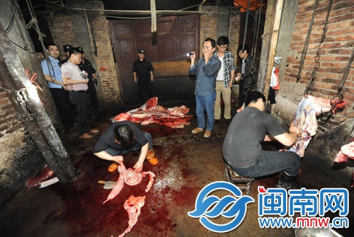 執(zhí)法人員到現(xiàn)場(chǎng)時(shí),私宰點(diǎn)的工人正在切割牛肉