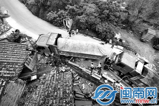 兩輛土方車，一輛撞民房，一輛被前車撞到