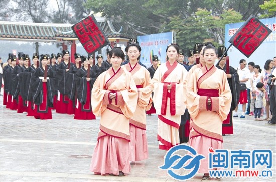 昨天上午，龍舟池南畔的大舞臺再現(xiàn)甲午年端午祭祀屈