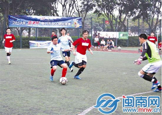 參賽一方球員突破后面對門將準備打門