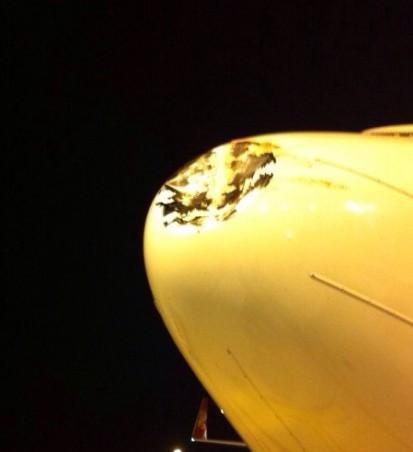 飛機機頭被撞凹。